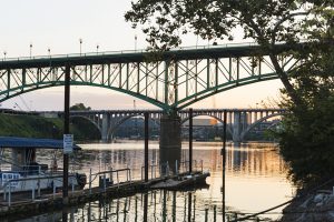 USA: Tennessee, Appalachia, Tennessee River Basin, Knoxville, bridge over Tennessee River